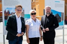Od lewej: Tomasz Wiśliński, prezes Stowarzyszenia Aglomeracja Wrocławska, Violetta Jaskólska Palus, burmistrz Brzegu, Radosław Michalski, dyrektor Departamentu Marki Miasta Wrocławia Urzędu Miejskiego Wrocławia