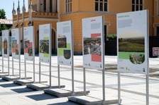 Wystawa „Perły Aglomeracji Wrocławskiej” przed Dworcem Głównym PKP we Wrocławiu