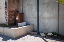 <p>Podw&oacute;rko Wszystkich Mieszkańc&oacute;w zostało zdewastowane. Miasto wystosowuje apel i zapowiada, że zgłosi sprawę na policję</p>