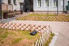 <p>Podw&oacute;rko Wszystkich Mieszkańc&oacute;w zostało zdewastowane. Miasto wystosowuje apel i zapowiada, że zgłosi sprawę na policję</p>