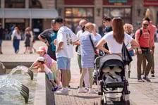 Upał we Wrocławiu. W niedzielę 6 lipca temperatura przekroczyła 30 stopni Celsjusza. Turyści i wrocławianie szukają ochłody