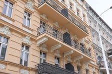 Kamienica Jedności Narodowej 172 po remoncie, lipiec 2025