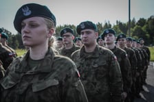 Wakacje z wojskiem i uroczystość wręczenia broni w 10  Wrocławskiej Brygadzie Łączności
