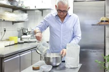 <p>Amedeo Menale z restauracji Vivere Italiano jest świetnym szefem kuchni, tu przygotowuje pizzę bezglutenową</p>