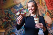 <p>Emilia Baszak, menadżerka restauracji Vivere Italiano, z deserami &bdquo;gluten free&rdquo;</p>