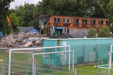 Częściowo wyburzony budynek klubowy oraz stadion użytkowany przez ZKS Polar Wrocław