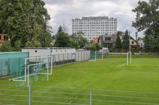 Częściowo wyburzony budynek klubowy oraz stadion użytkowany przez ZKS Polar Wrocław