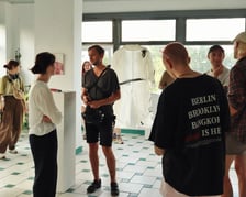 <p>Wystawa prac młodych artystek i artyst&oacute;w "Między nami". Wrocław, Pracownia Siostrzana przy ul. Komandorskiej 147</p>