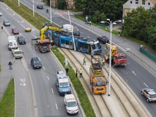 Zderzenie tramwaju z samochodem osobowym na ul. Dmowskiego, 28 lipca 2025 r