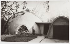 <p class="MsoNormal">Dom Igloo, zdjęcie z wystawy &bdquo;Kształt marzeń. Architektura Witolda Lipińskiego&rdquo; Muzeum Architektury we Wrocławiu</p>