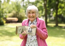 <p><strong>Maria Urbaniec-Downarowicz</strong> <strong>(rocznik 1927). Pani Maria pokazuje album ze starymi zdjęciami i sw&oacute;j portret z czas&oacute;w powstania.&nbsp;</strong></p>