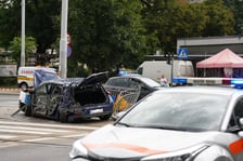 Wypadek u zbiegu Komuny Paryskiej z Pułaskiego. Zderzenie samochodu z tramwajem