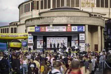 <p>Prezentacja drużyn TdP koło Hali Stulecia</p>