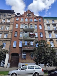 <p>Kamienica pl. Strzelecki 15 przed modernizacją</p>