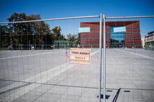 <p>Ogrodzenie na placu Wolności - rusza remont nawierzchni</p>