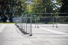 <p>Ogrodzenie na placu Wolności - rusza remont nawierzchni</p>