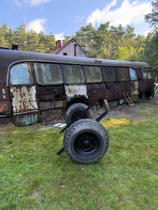 Wrak legendarnego autobusu Bałtyk, który trafił do Muzeum Motoryzacji WENA w Oławie