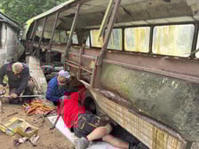 Wrak legendarnego autobusu Bałtyk, który trafił do Muzeum Motoryzacji WENA w Oławie