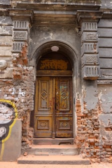 <p>Kamienice przy ul. św. Jerzego na początku remontu w lipcu 2025</p>
