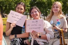 Wielbiciele Ed Sheerana w drodze na sobotni koncert na Tarczyński Arena we Wrocławiu