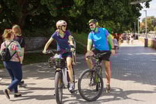 Lato w mieście. Wrocławianie spacerują nad Odrą i na Ostrowie Tumskim