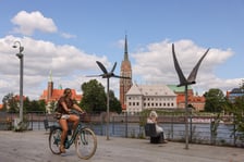 Lato w mieście. Wrocławianie spacerują nad Odrą i na Ostrowie Tumskim
