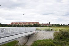 Droga dojazdowa i most nad Ślęzą łączący Muchobory, sierpnień 2025