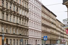 <p>Kamienica Więckowskiego 20 (druga od lewej) po remoncie w czerwcu 2025 roku</p>