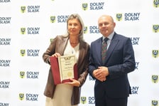Renata Granowska, wiceprezydent Wrocławia i Wojciech Bochnak  wicemarszałek województwa dolnośląskiego podczas wręczenia dotacji, 26.08.2025 r.