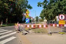 Ulica Koszarowa na początku przebudowy