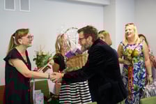 <p>Małgorzata Małolepsza (rodzina zastępcza) i Andrzej Mańkowski (dyrektor MOPS we Wrocławiu), sierpień 2025</p>