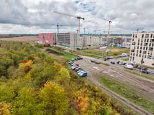 Aleja Architektów i jej otoczenie - istniejące i powstające budynki na Nowych Żernikach na osiedlu Leśnica (zdjęcie z października 2025 r.)