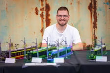 Wystawa w Czasoprzestrzeni "Fajnie się składa" i Mateusz Wawrowski ze swoimi konstrukcjami z Lego