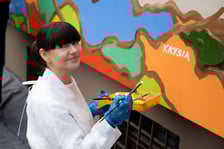 <p>Uczestnicy spotkania, podczas kt&oacute;rego malowano mural solidarności</p>