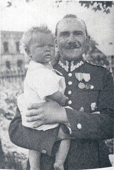<p>Mała Alinka z ojcem kpt. Stanisławem Głowackim (1930)</p>