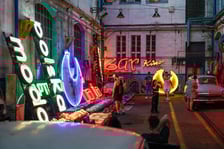 <p>Backstage galerii Neon Side - tu trzymane są niewyeksponowane wrocławskie neony z dawnych lat</p>