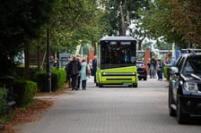 Autonomiczny pojazd Blees BB-1 na cmentarzu Osobowickim