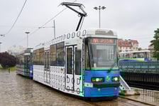 Wrocławski tramwaj Protram 204 WrAs (zdjęcie ilustracyjne - tramwaj na fotografii na razie nie posiada klimatyzacji)