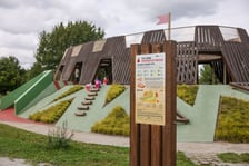 <p>Plac zabaw Średniowieczny Wrocław w parku Tysiąclecia.</p>