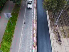 <p>Remont Powstańc&oacute;w Śląskich, 26.09.2025. Pierwsza warstwa asfaltobetonu na odnicku między Wielką a rondem.</p>