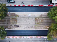 <p>Remont Powstańc&oacute;w Śląskich, 26.09.2025. Pierwsza warstwa asfaltobetonu na odnicku między Wielką a rondem.</p>