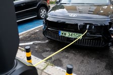 Stacja ładowania przy skrzyżowaniu Kniaziewicza i Pułaskiego