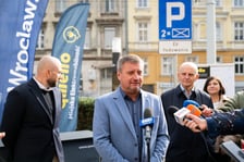 <p class="MsoNormal">Dyrektor Departamentu Infrastruktury i Transportu Urzędu Miejskiego Wrocławia, Sławomir Goncarz, pprzy stacji ładowania przy skrzyżowaniu Kniaziewicza i Pułaskiego</p>