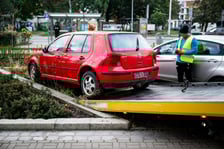 <p>Akcja usuwania wraku auta - samochodu porzuconego, bez właściciela</p>