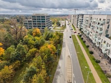 Aleja Architektów. Po lewej stronie drogi biec będzie torowisko