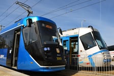 Dwie Skody: na pierwszym planie 16T po modernizacji i 19T przed modernizacją