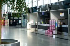 <p>Wrocławskie lotnisko zamknięte do 4 grudnia 2025. Pusty terminal. Wrocław, 26.10.2025</p>