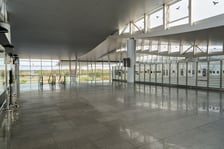 <p>Wrocławskie lotnisko zamknięte do 4 grudnia 2025. Pusty terminal. Wrocław, 26.10.2025</p>
