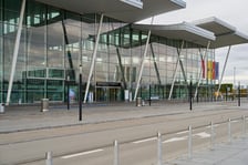 <p>Wrocławskie lotnisko zamknięte do 4 grudnia 2025. Pusty terminal. Wrocław, 26.10.2025</p>