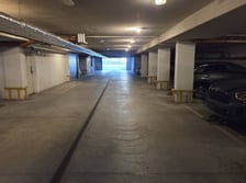 Uszkodzone auta na osiedlu Krzyki-Partynice